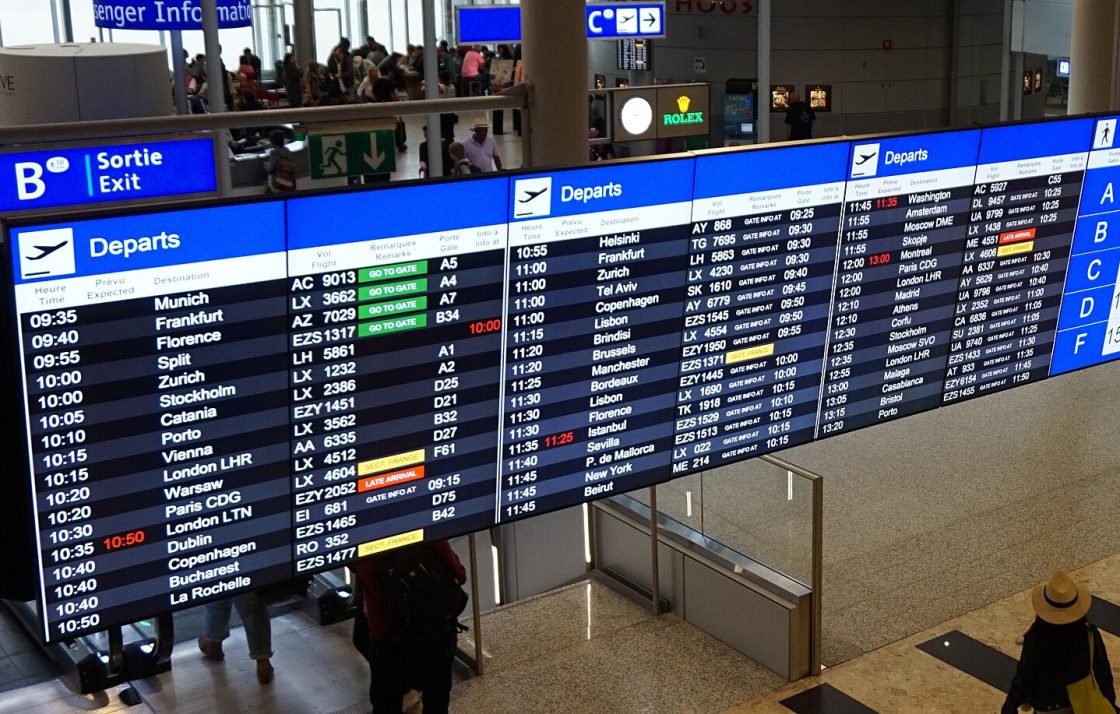 Tableau des départs dans un aéroport international