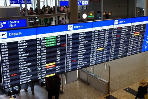 Tableau des départs dans un aéroport international