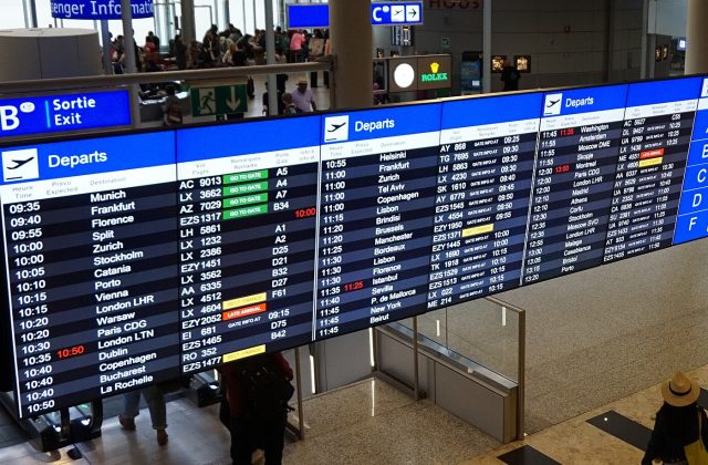 Tableau des départs dans un aéroport international