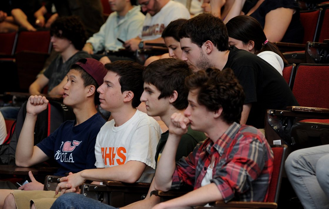 Étudiants suivant un cours dans un amphithéâtre universitaire