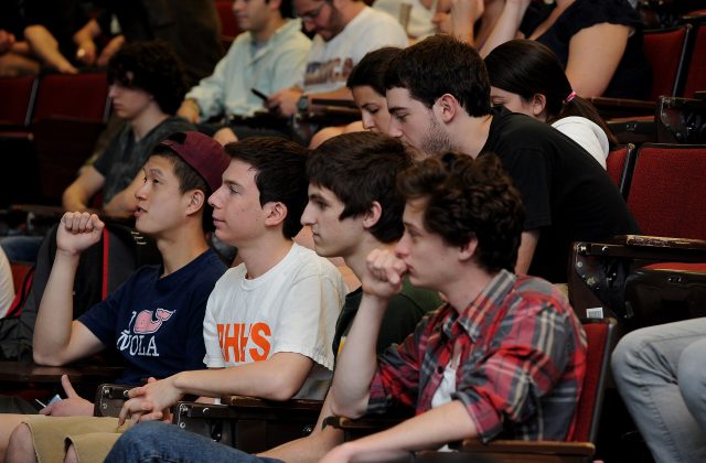 Étudiants suivant un cours dans un amphithéâtre universitaire
