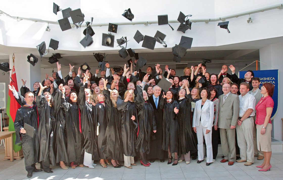 Cérémonie de remise des diplômes dans une université internationale