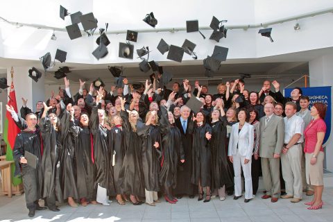 Cérémonie de remise des diplômes dans une université internationale