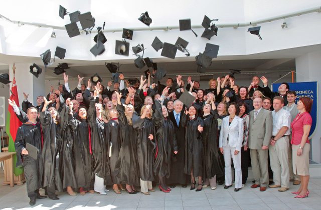 Cérémonie de remise des diplômes dans une université internationale