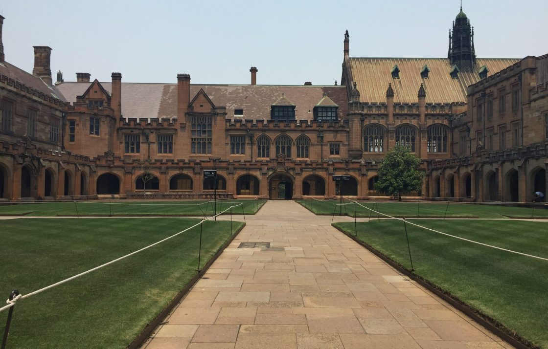 Cour intérieure historique d’un campus universitaire