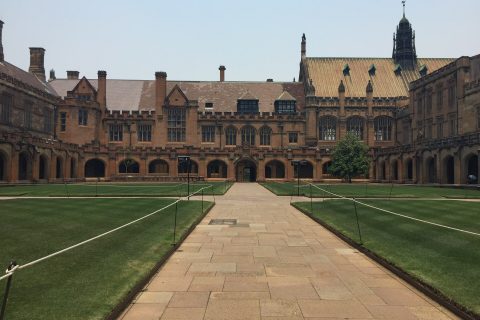 Cour intérieure historique d’un campus universitaire