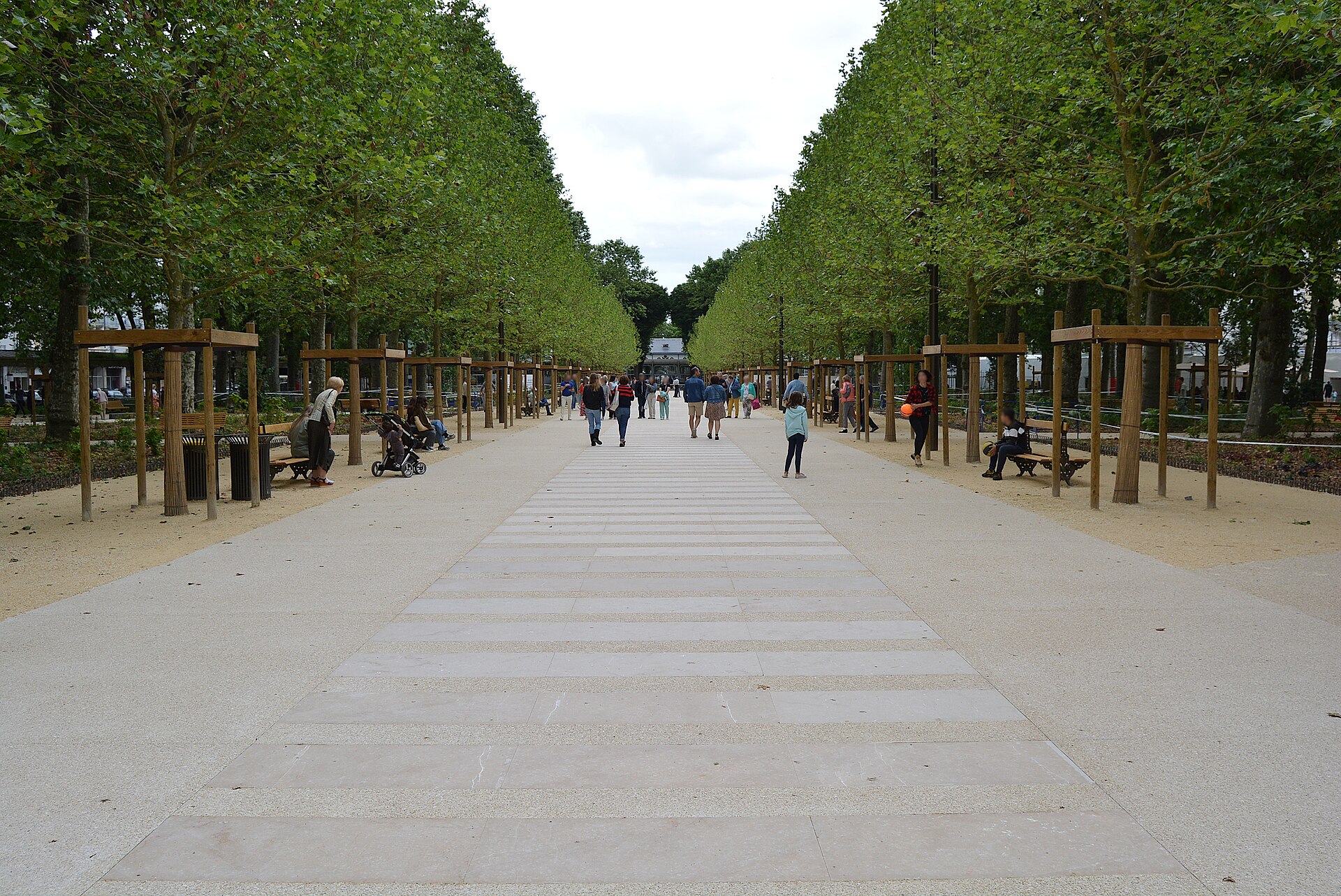 L’allée centrale du parc des Sources à Vichy